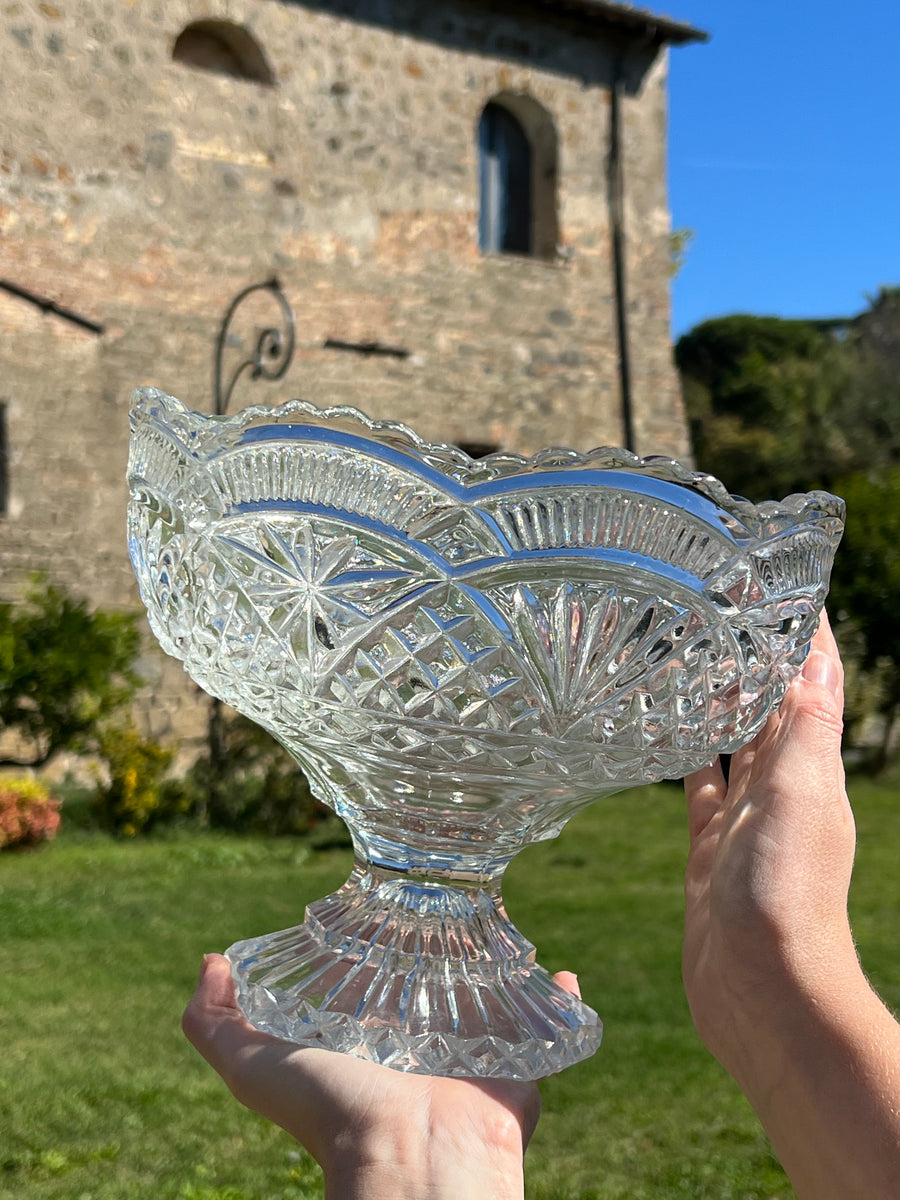 Centrotavola vintage in vetro molato inciso con bordo ondulato su piede