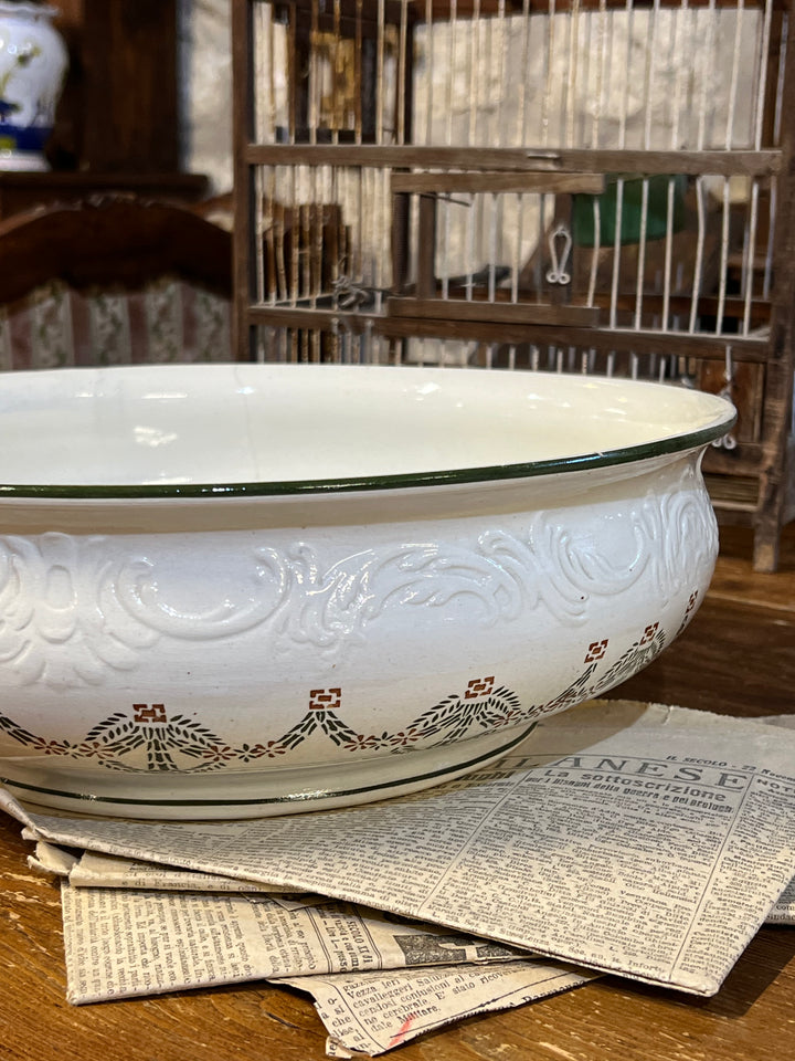 Centrotavola in ceramica bianca realizzata dal marchio tedesco Hornberg. La superficie è decorata con motivo a rilievo e una decorazione a ghirlande e fiocchi in verde e color terracotta visibile lungo tutto il perimetro. La bordatura superiore presenta una finitura verde che aggiunge un ulteriore tocco di raffinatezza al design.

Perfetto da utilizzare come piatto da portata o come centrotavola con frutta fresca o fiori.

Diametro 34 cm Altezza 11,5 cm&nbsp;