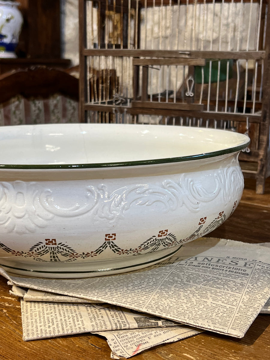 Centrotavola in ceramica bianca realizzata dal marchio tedesco Hornberg. La superficie è decorata con motivo a rilievo e una decorazione a ghirlande e fiocchi in verde e color terracotta visibile lungo tutto il perimetro. La bordatura superiore presenta una finitura verde che aggiunge un ulteriore tocco di raffinatezza al design.

Perfetto da utilizzare come piatto da portata o come centrotavola con frutta fresca o fiori.

Diametro 34 cm Altezza 11,5 cm&nbsp;