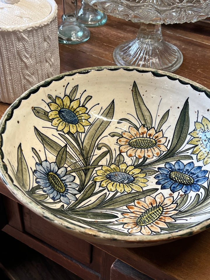 Centrotavola in ceramica decorato a mano con un vivace motivo floreale, ideale per aggiungere un tocco di colore e naturalezza a qualsiasi tavola. Le immagini di margherite nei toni del giallo, blu e verde su sfondo bianco creano un aspetto fresco e accogliente.&nbsp;

Diametro 30,5 cm Altezza 8,5 cm