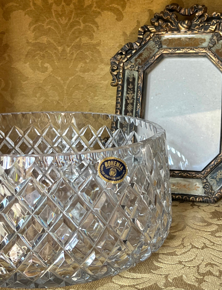 Elegante Centrotavola in cristallo di Bohemia Cecoslovacchia. Un'elemento decorativo di una bellezza unica. Il cristallo e il decoro geometrico creano giochi di luce bellissimi.

Misure 24x11,5 cm