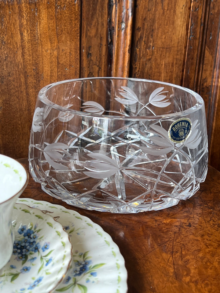Splendido Centrotavola in Cristallo Bohemia, un materiale di alta qualità. Il decoro è intagliato a mano e presenta sulla base un motivo geometrico in contrasto con le linee morbide dei fiori.

Un'opera d'arte in cristallo che esprime lusso e bellezza, rendendo ogni ambiente più prezioso e sofisticato.

Misure 18x9 cm&nbsp;