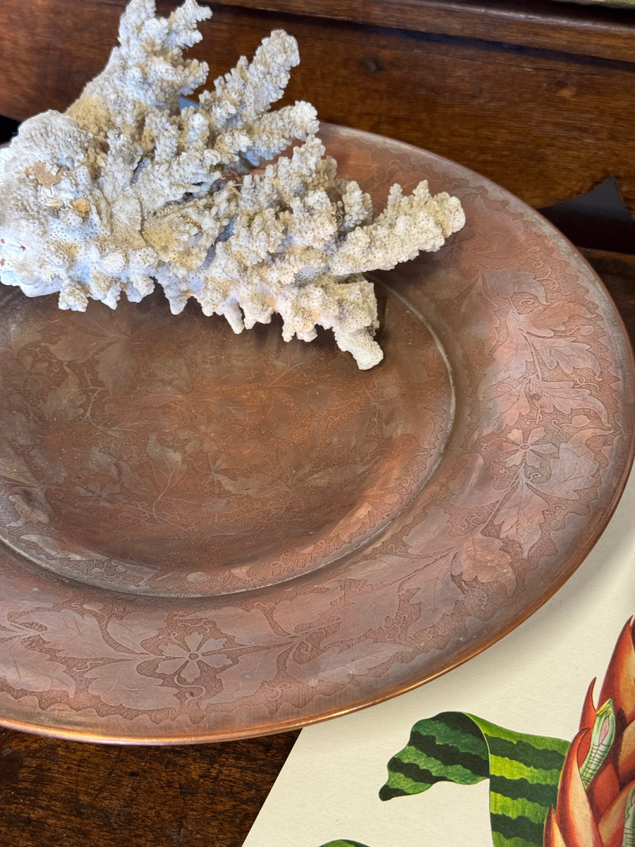 Centrotavola in rame argentato con incisioni floreali decorative