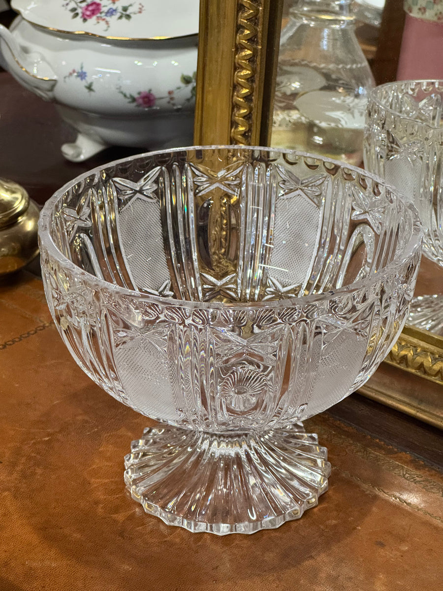 Centrotavola vintage in cristallo trasparente lavorato con decorazioni geometriche e piede scanalato