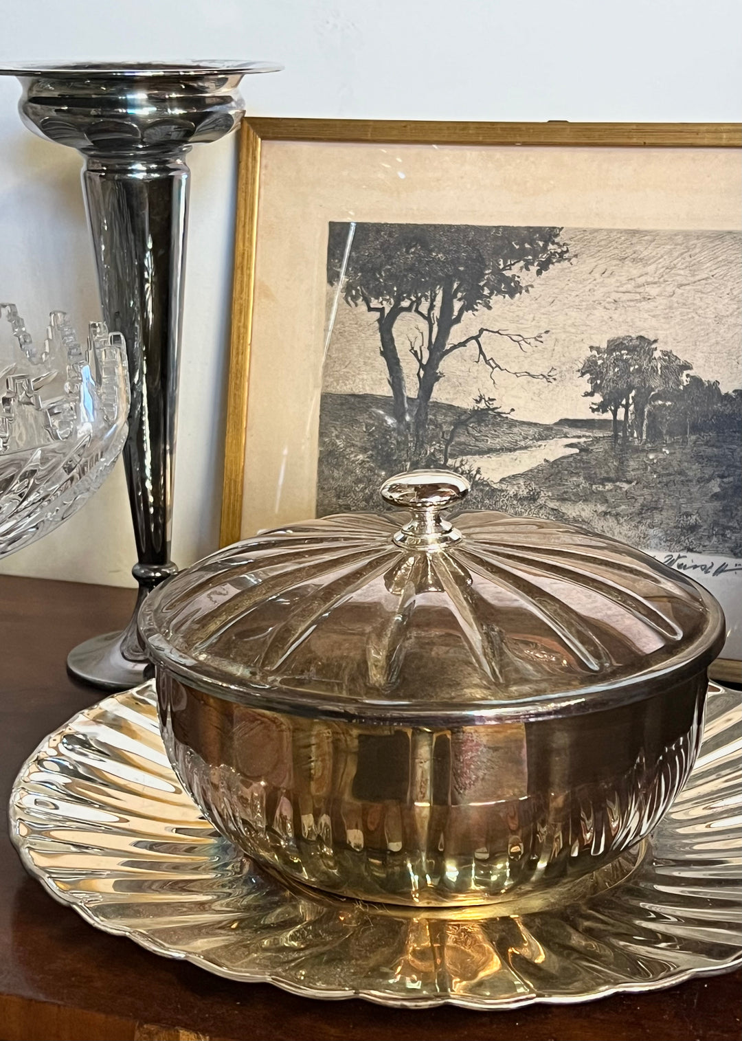 Centrotavola vintage in metallo argentato con ciotola scanalata, piatto e coperchio