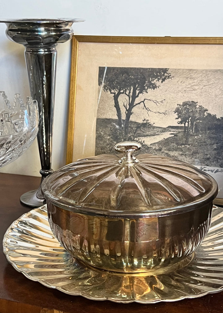 Centrotavola vintage in metallo argentato con ciotola scanalata, piatto e coperchio