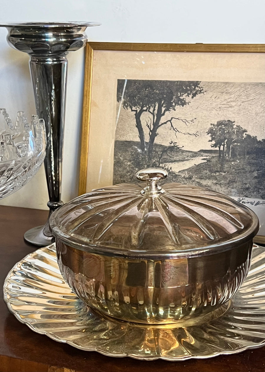 Centrotavola vintage in metallo argentato con ciotola scanalata, piatto e coperchio