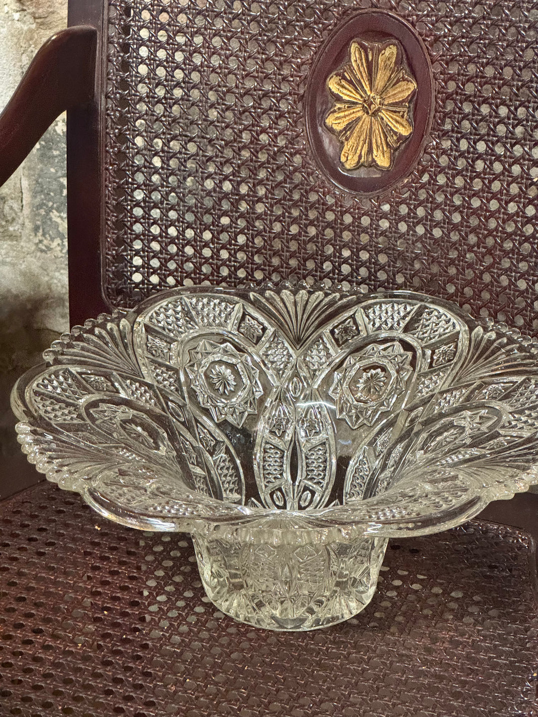 Centrotavola vintage in vetro pressato trasparente con decoro floreale geometrico e bordo sagomato