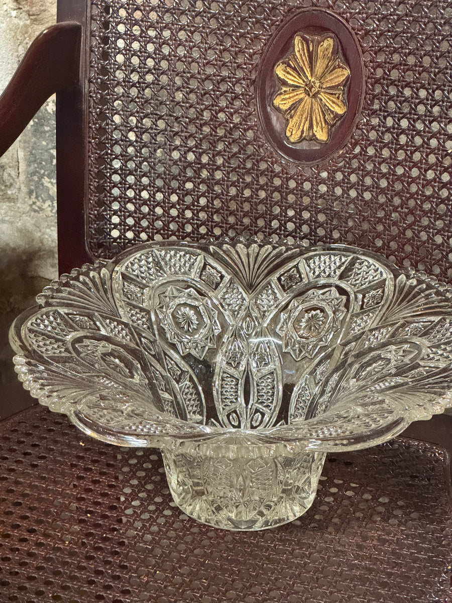 Centrotavola vintage in vetro pressato trasparente con decoro floreale geometrico e bordo sagomato