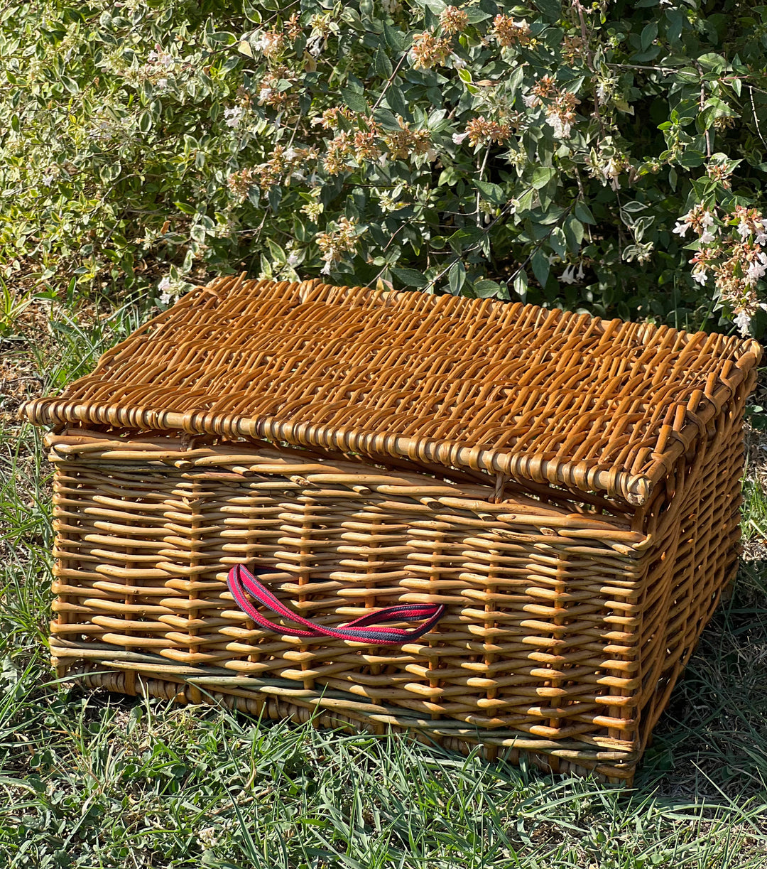 Cesta vintage in vimini naturale con coperchio e maniglia in tessuto