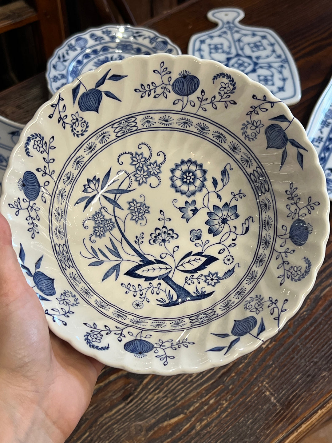 Ciotola della rinomata manifattura Johnson Bros con motivo "Nordic". Questo pezzo rappresenta una fusione di tradizione e artigianato, con un design intricato che presenta elementi floreali e naturalistici, perfetto per aggiungere un tocco di eleganza rurale alla tua tavola.

Misure 21x6 cm