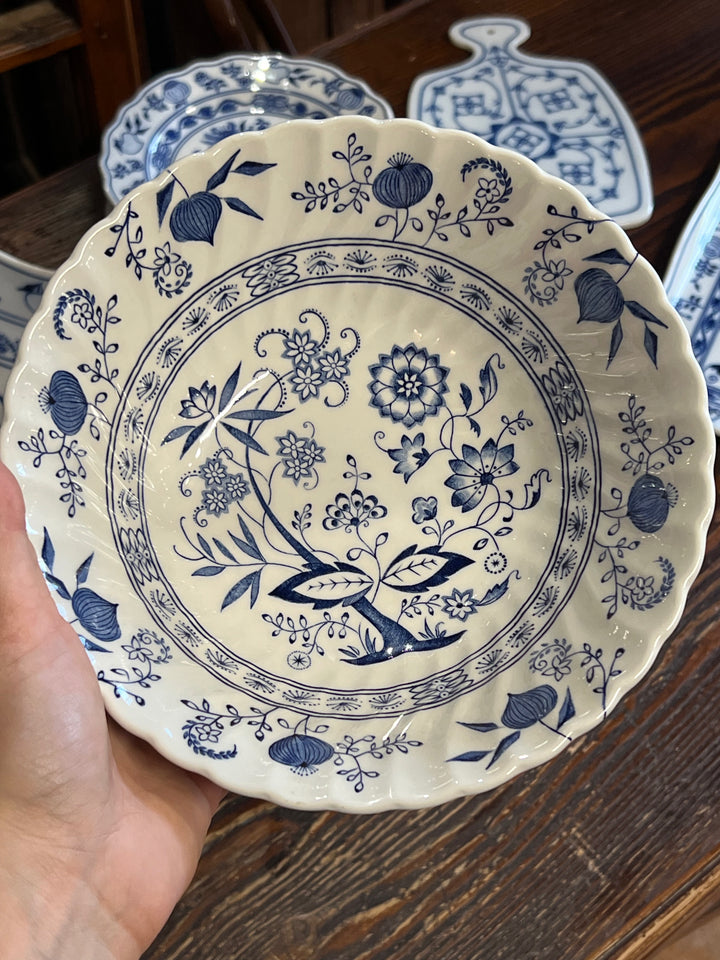 Ciotola della rinomata manifattura Johnson Bros con motivo "Nordic". Questo pezzo rappresenta una fusione di tradizione e artigianato, con un design intricato che presenta elementi floreali e naturalistici, perfetto per aggiungere un tocco di eleganza rurale alla tua tavola.

Misure 21x6 cm