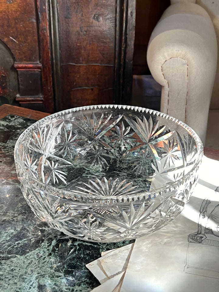 Ciotola in cristallo molato con motivo a stella e bordo smerlato, su tavolo in marmo