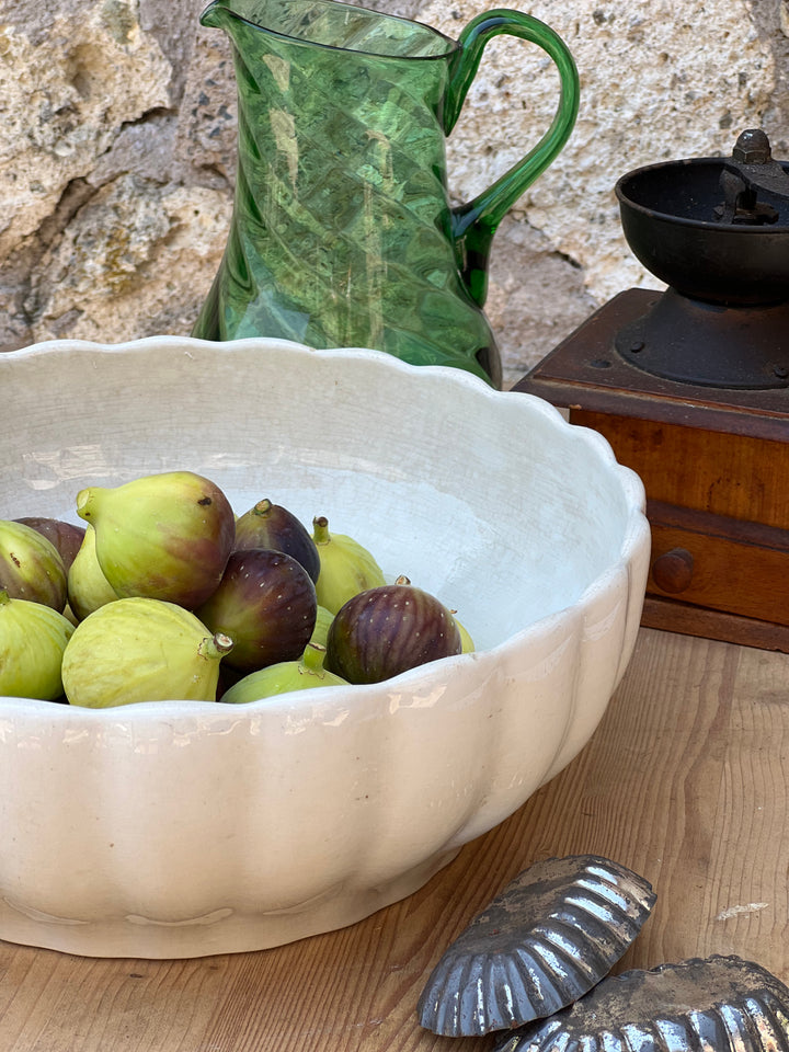 Ciotola vintage in ceramica bianca con bordo ondulato, firmata S.C. Richard Milano