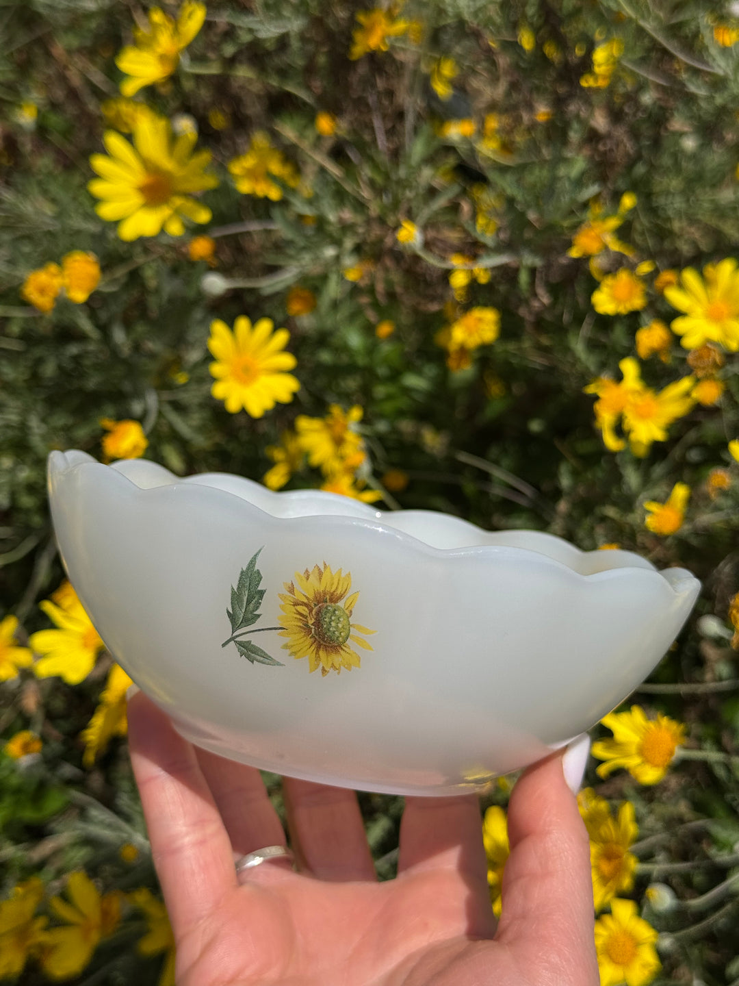 Ciotolina vintage Arcopal France in vetro opalino bianco con decoro girasole