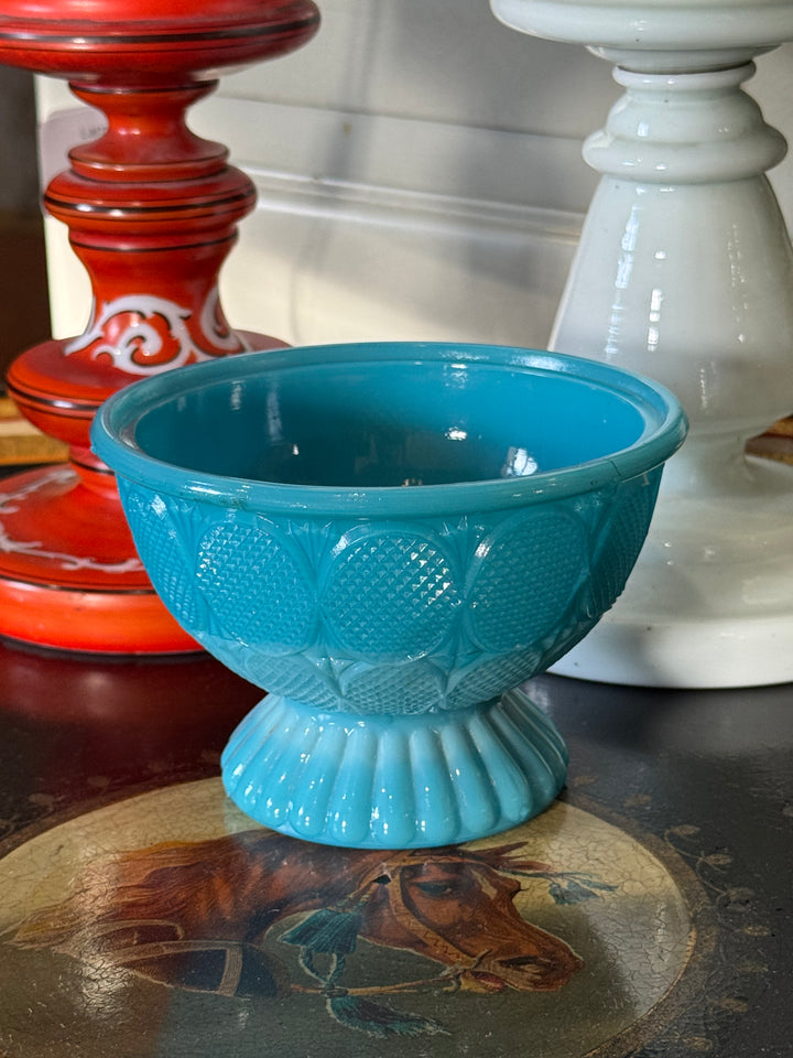 Ciotolina in vetro opalino azzurro con piede e decorazione in rilievo