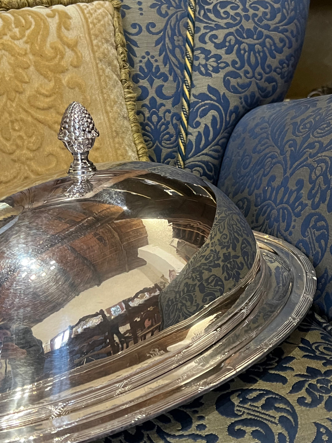 Una cloche dal design classico e raffinato, perfetta per aggiungere un tocco di eleganza alla tua tavola. Realizzata in alpacca con finitura dalla Collezione Italia Navigazione, una flotta di navi passeggeri di lusso italiane che operava degli anni '20 e '30 del secolo scorso.

Misure totali 57x36x20h cm Cloche 43x25 cm
