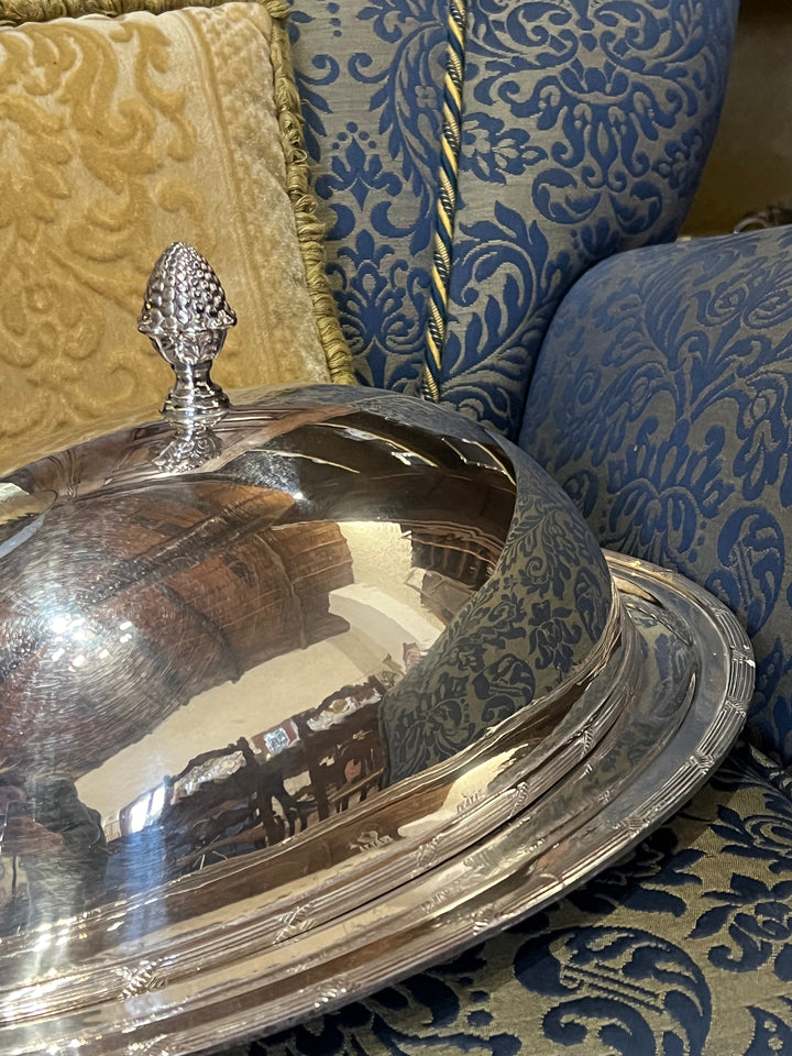 Una cloche dal design classico e raffinato, perfetta per aggiungere un tocco di eleganza alla tua tavola. Realizzata in alpacca con finitura dalla Collezione Italia Navigazione, una flotta di navi passeggeri di lusso italiane che operava degli anni '20 e '30 del secolo scorso.

Misure totali 57x36x20h cm Cloche 43x25 cm

