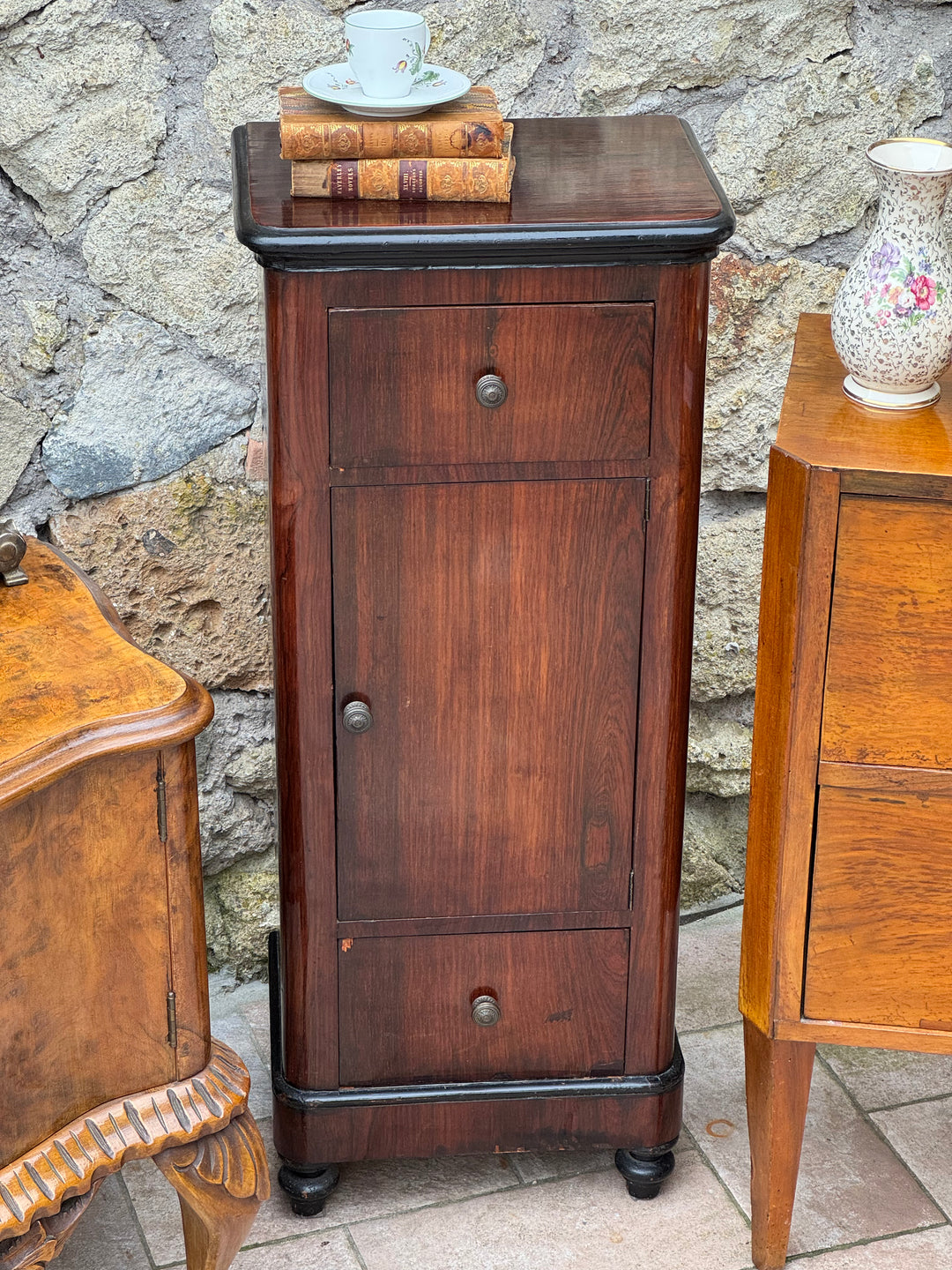 Comodino antico italiano con anta centrale e due cassetti in legno