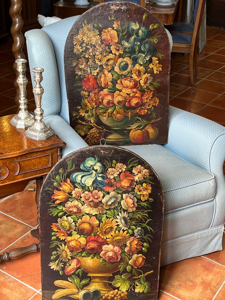 Straordinaria Coppia di quadri raffiguranti bouquet dei primi del Novecento.  Sono un eccezionale esempio di olio su tela applicato su tavola, entrambi con un vibrante bouquet di colori e una varietà di fiori accuratamente selezionati, rievocando la lussureggiante abbondanza visiva che era molto amata nel XVII e XVIII secolo con lo stile barocco e rococò.  Misure 48x68 cm&nbsp;