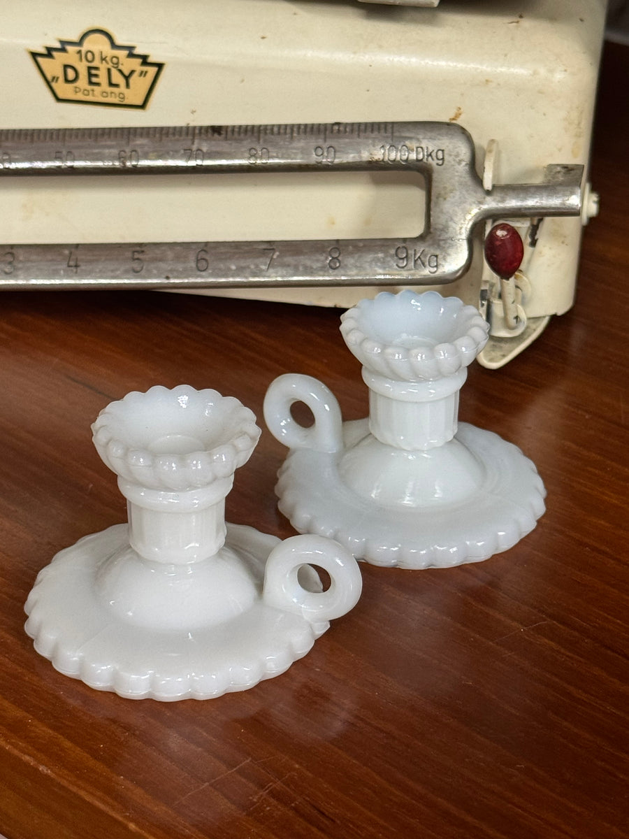 Coppia di portacandele in vetro opalino bianco con bordo ondulato e manico laterale