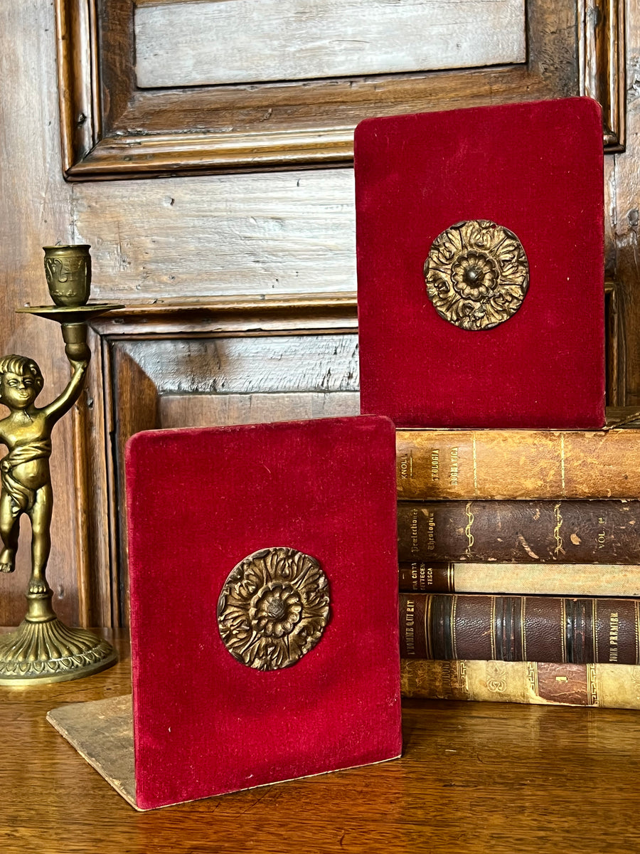 Coppia di reggilibri vintage in velluto rosso con rosone decorativo dorato