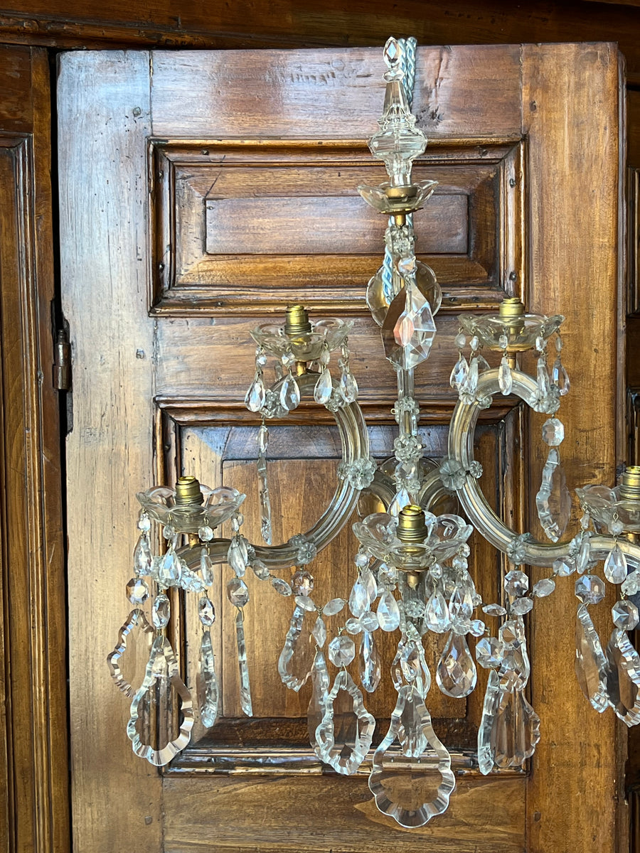 Splendida Coppia di applique a cinque luci in stile Maria Teresa, realizzate a mano con vetri e cristalli di alta qualità. Un elemento di grande effetto ed eleganza che rivoluziona l'aspetto di qualunque stanza.

Misure 45x35x60 cm