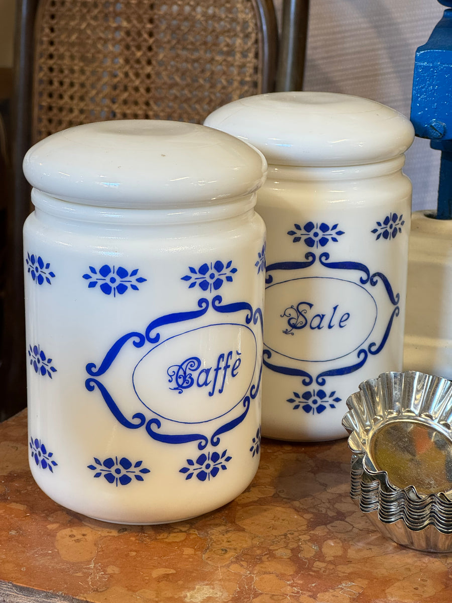 Coppia barattolo da cucina vintage in vetro opalino bianco con decorazione blu e scritta 