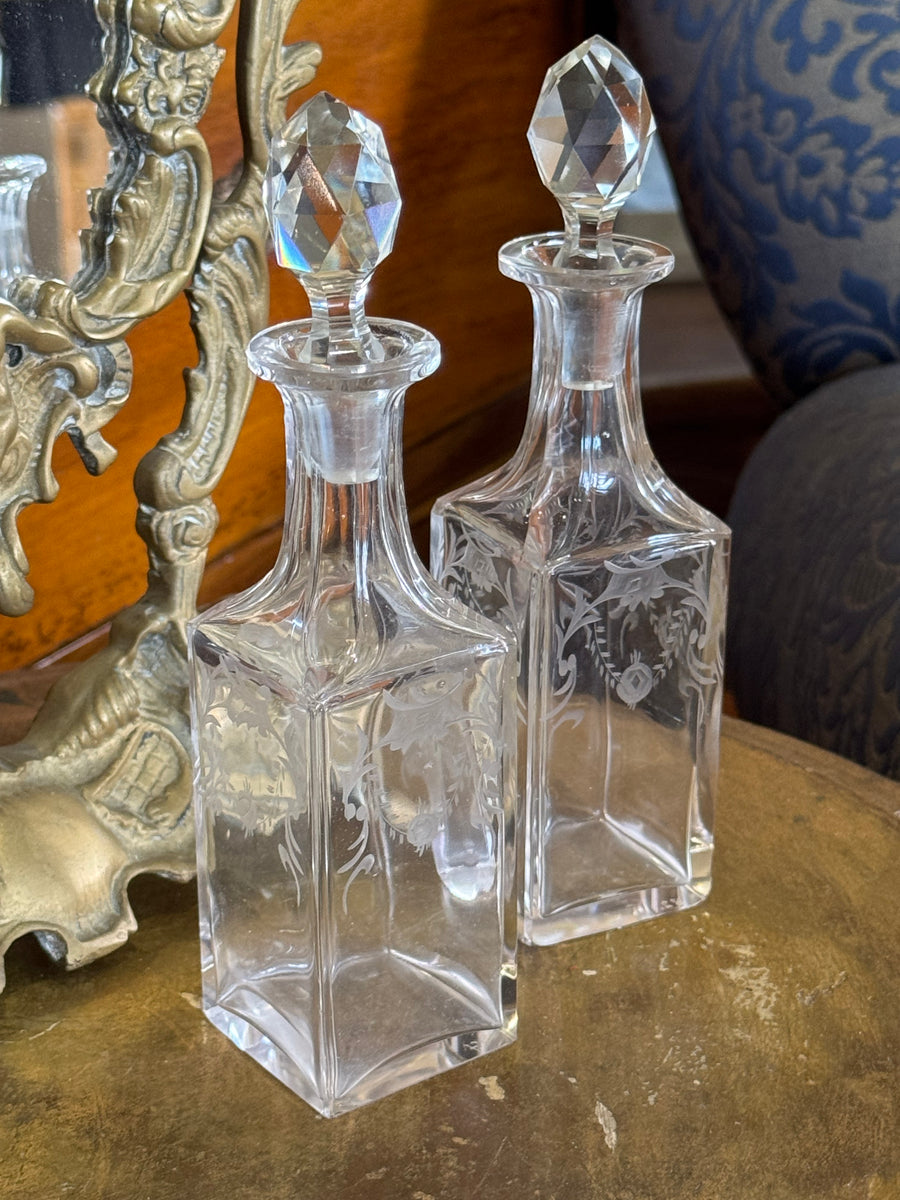 Coppia di bottigliette da profumo in cristallo trasparente con tappo molato e incisioni decorative