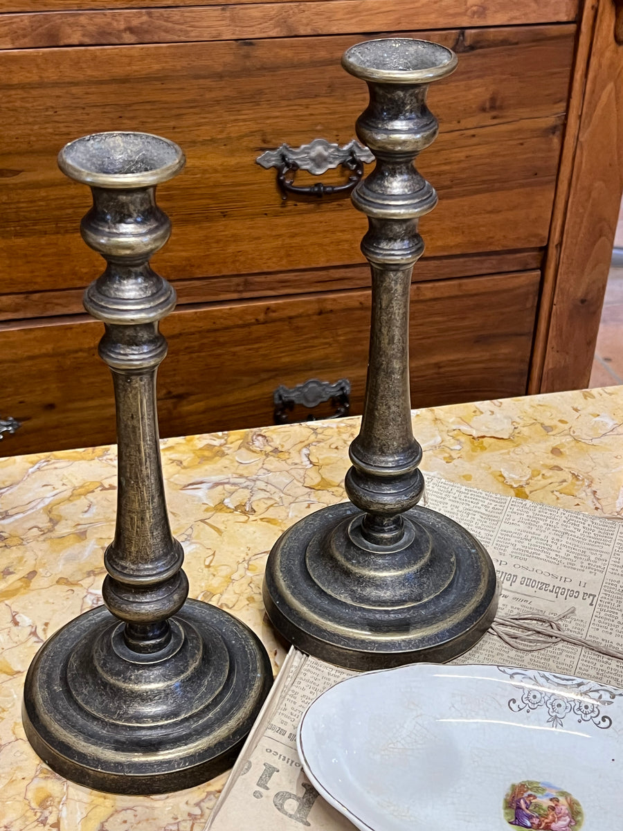 Coppia di candelieri in ottone brunito lavorati vintage.  Misure 13x29 cm