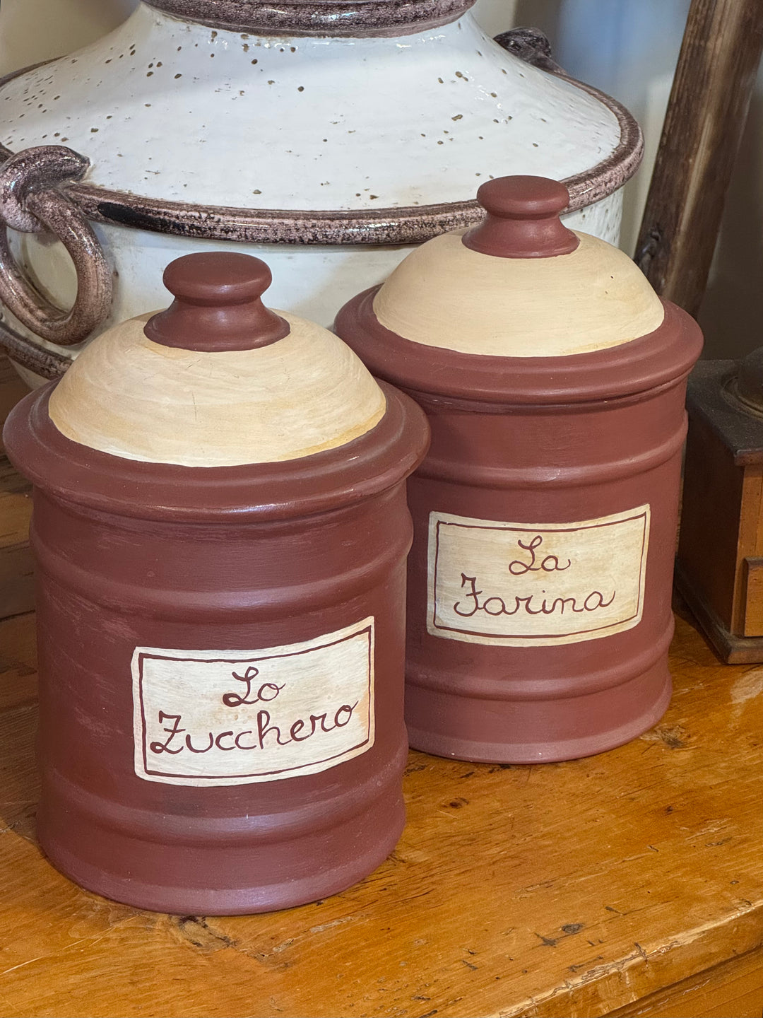 Coppia di barattoli da cucina in ceramica dipinta a mano con scritte Farina e Zucchero