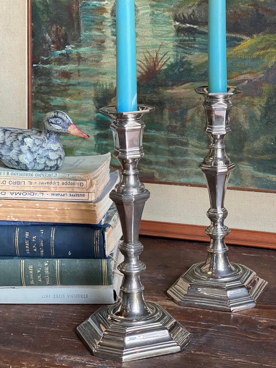 Coppia di portacandele vintage in silverplated con base ottagonale su tavolo in legno