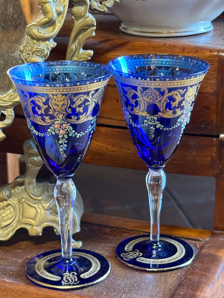 Coppia di calici vintage in vetro blu cobalto con decorazioni dorate e floreali
