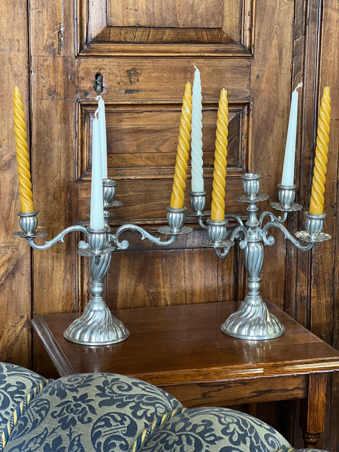 Coppia di candelabri in peltro a cinque bracci in stile classico