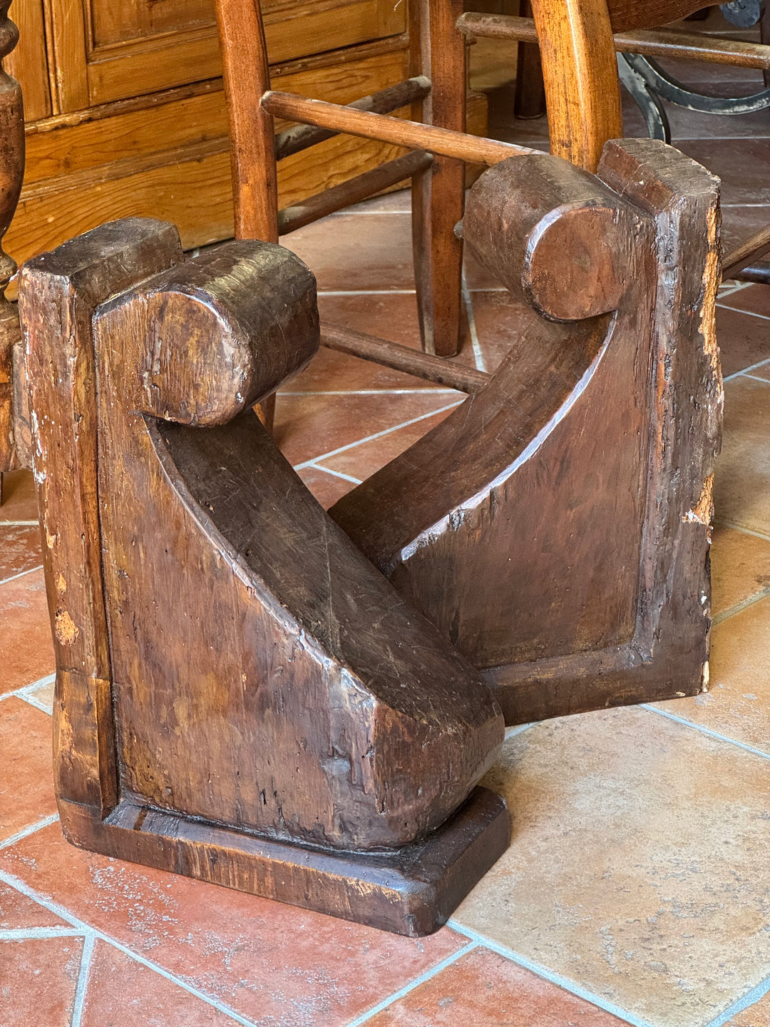 Coppia di capitelli antichi in legno massello con segni del tempo e lavorazione manuale