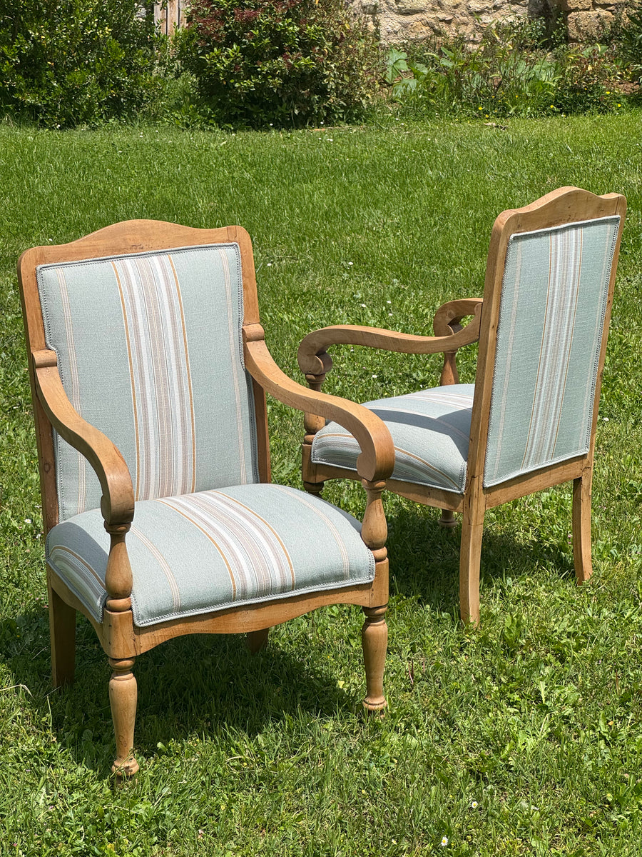 Coppia di poltrone francesi in legno chiaro con tessuto rigato azzurro e beige.