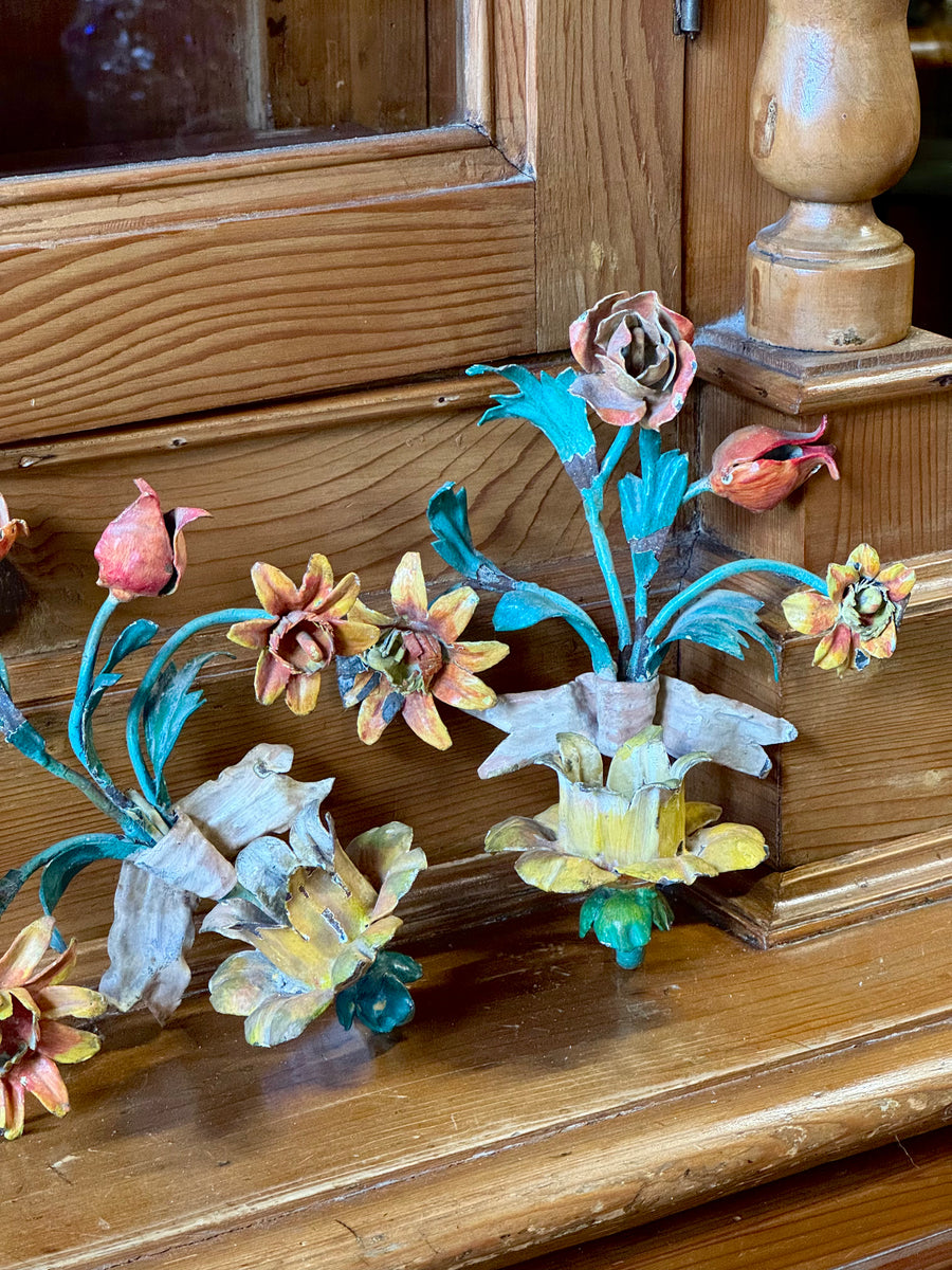 Coppia di portacandele vintage in ferro dipinto con decorazione floreale colorata