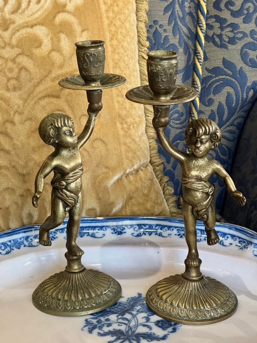 Coppia di putti portacandela in ottone dorato vintage