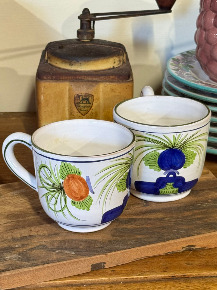 Coppia di tazze vintage in ceramica bianca dipinta a mano con decoro floreale garofano