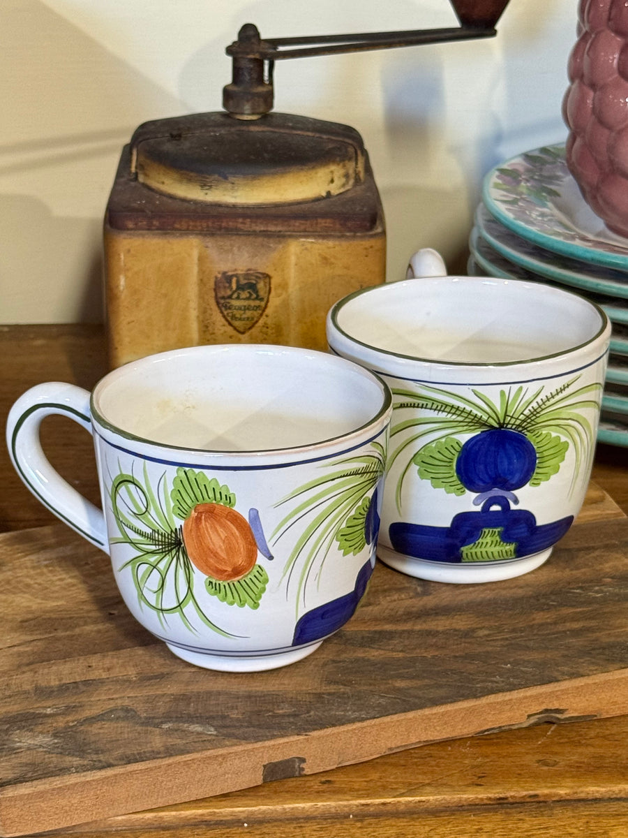Coppia di tazze vintage in ceramica bianca dipinta a mano con decoro floreale garofano