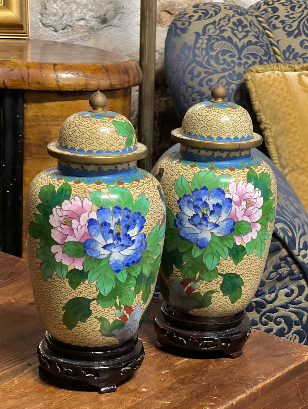 Coppia di vasi cloisonné vintage con motivi floreali e base in legno