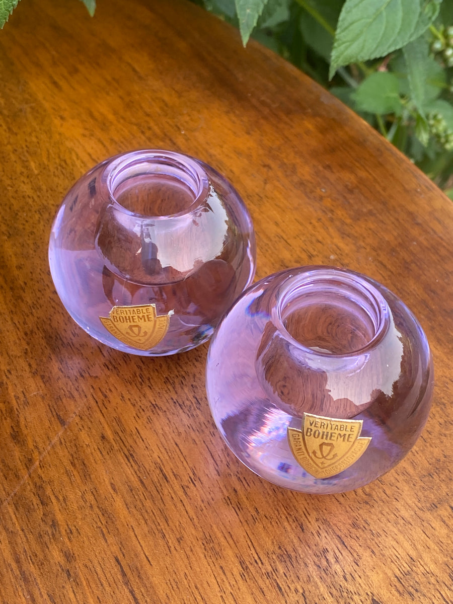 Coppia portacandele in vetro viola Veritable bohème Made in Czechoslokia.  Il colore veritiero è viola.