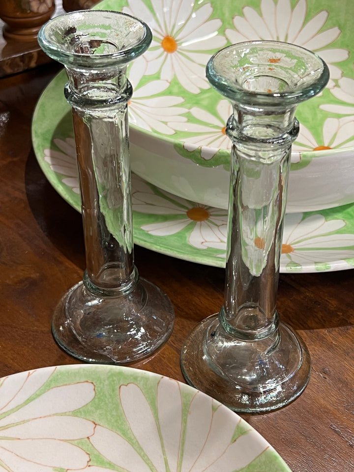 Coppia di portacandele in vetro riciclato. Realizzati artigianalmente, presentano piccole imperfezioni che aggiungono un tocco di unicità e fascino rustico.

Il loro design essenziale e le linee pulite lo rendono perfetti per ogni tipo di arredamento, dal moderno al classico.

Misure 8x20 cm