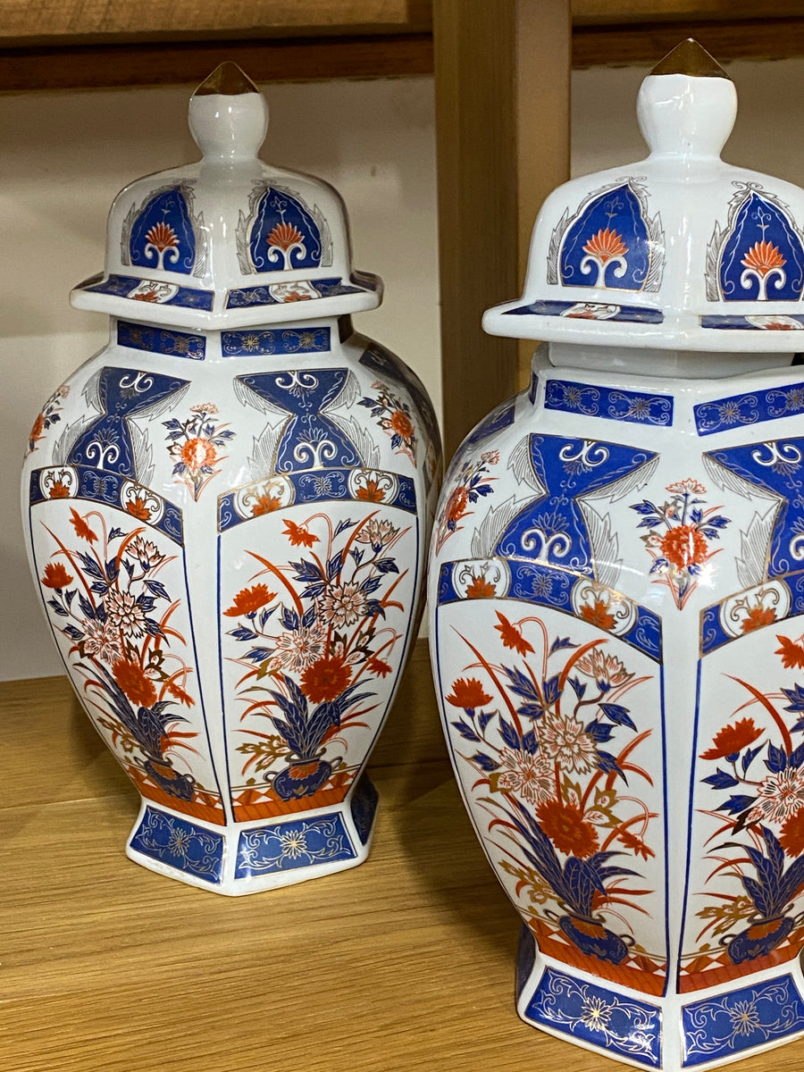 <p><span>Deliziosa coppia di vasi prodotti in Corea del Sud nella seconda metà del secolo XX in porcellana policroma, delicata decorazione floreale sulle tonalità del blu e del rosso.</span><br><span>Marchio sul fondo della base: corona a cinque punte con scritta I.C.W. Royal Seoul.</span></p> <p><span>Misure 15 cm diametro 26 cm altezza</span></p>