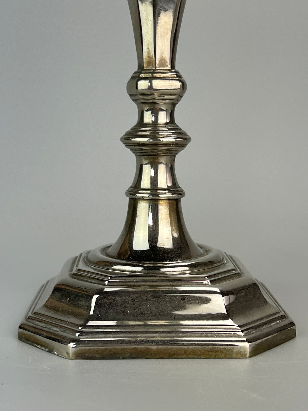 Coppia di Portacandele in Silverplated – Stile Classico a Base Ottagonale