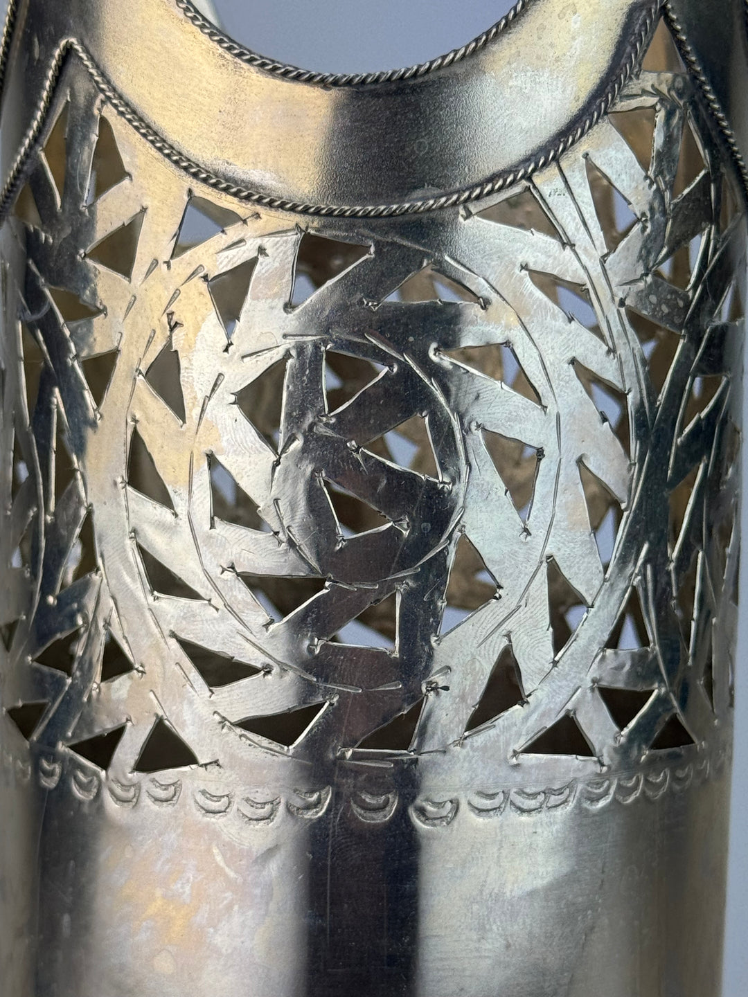 Portabottiglie decorativo in metallo traforato con coperchio