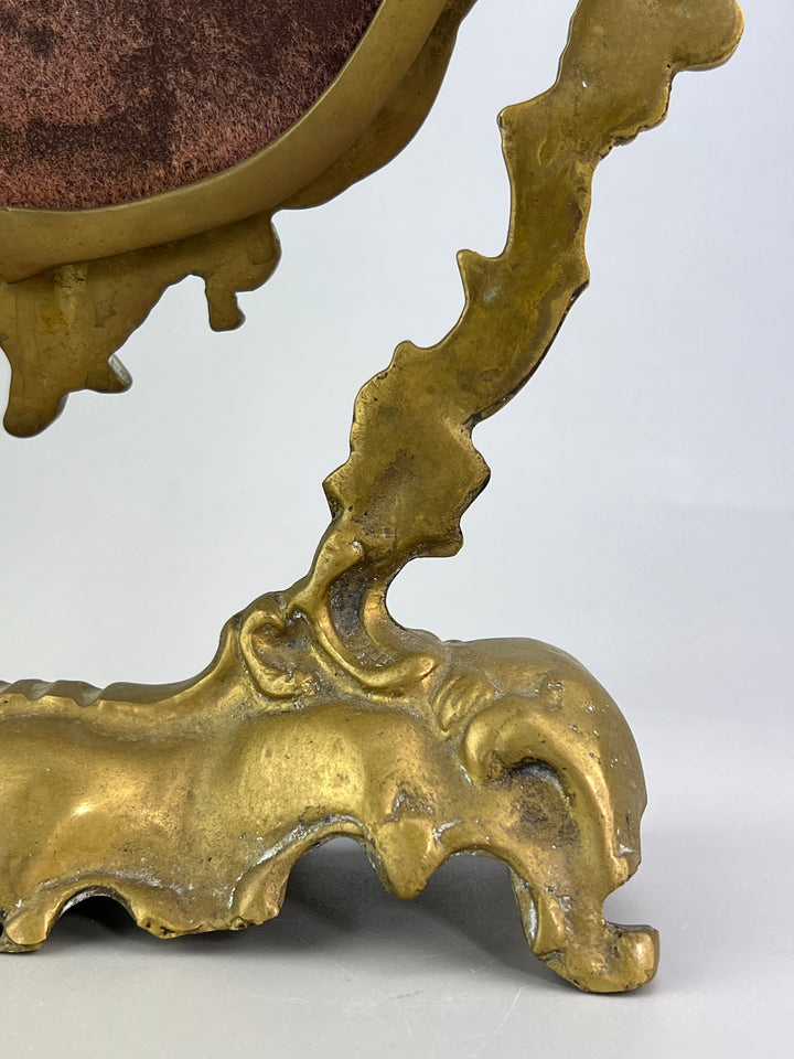Specchio da tavolo in bronzo dorato con putti stile rococò