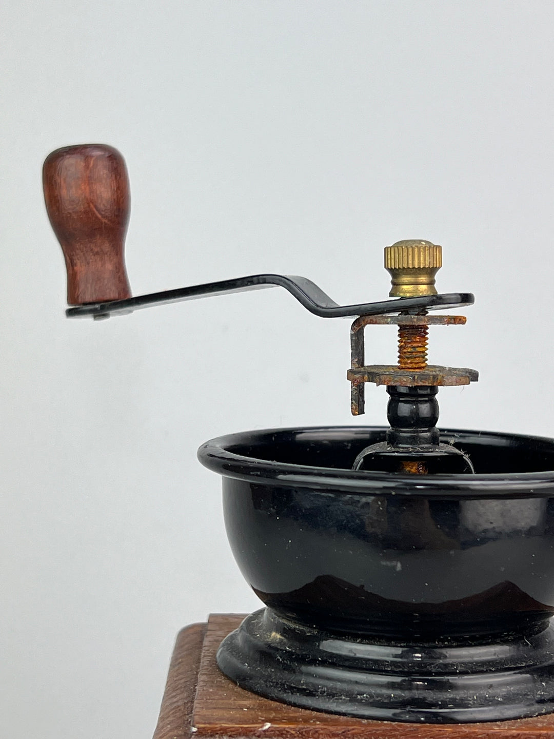 Macinacaffè vintage in legno e metallo in stile tradizionale