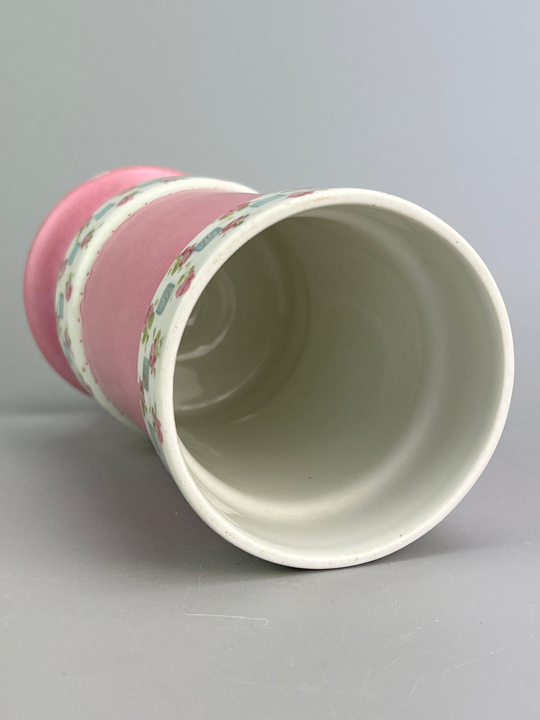 Vaso in porcellana dipinto a mano con decoro floreale rosa vintage