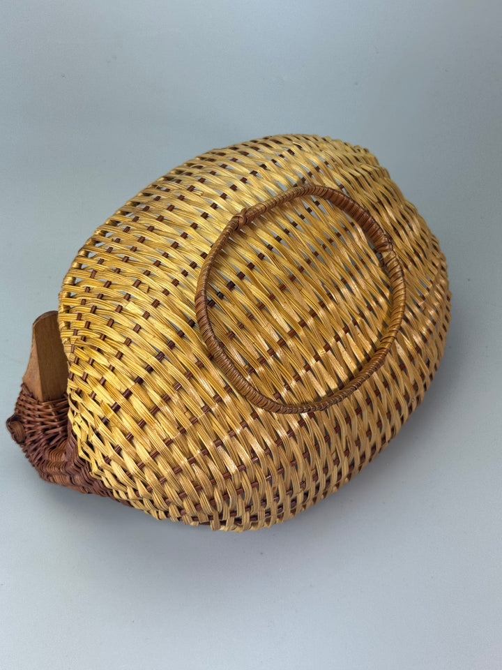 Cestino vintage in vimini a forma di anatra intrecciata